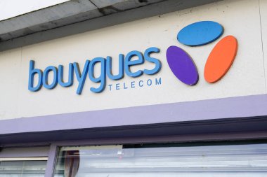 Bordeaux, Aquitaine France - 03 27 2022: Bouygues telekom logosu metin ve dükkan cephe telefon operatörü üzerine imza