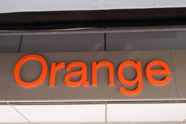 Bordeaux, Aquitaine France - 03 27 2022: Orange Stadyumu logosu ve Fransız Telekomünikasyon Bürosu ön giriş imzası