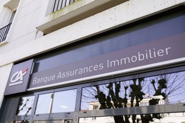Bordeaux, Aquitaine France - 03 27 2022: ca bank sigortaları Credit Agricole fransız metin bankası emlak acentesi logosu.