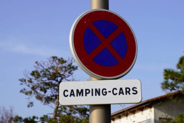 Panellerde kamp aracı yasak. Karavan ve kamp arabaları yasak. Kırmızı yuvarlak yasak işareti.