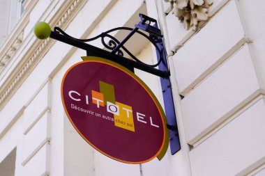 Bordeaux, Aquitaine France - 03: 27 2022: Citotel otel paneli ön cephesi girişinde metin logosu işareti