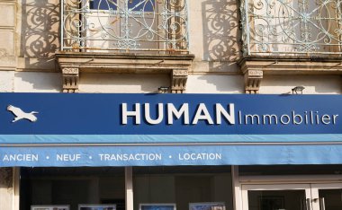 Bordeaux, Aquitaine France - 03 27 2022: İnsan hareketsiz hale getirici marka ve metin logosu fransız duvar ön cephesi emlak mağazası komisyoncusu ofisi