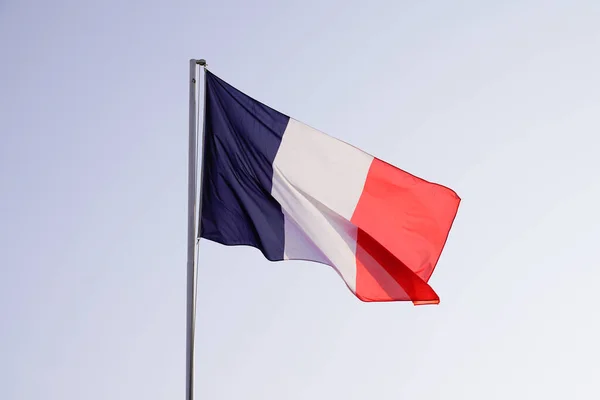 空の上のフランスの波のフランスの旗マット赤青白 — ストック写真