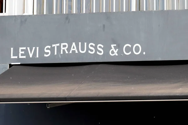 波尔多 2022 Levi Strauss Text Sign Brand Logo Front Jeans — 图库照片