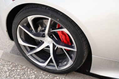Bordeaux, Aquitaine France - 04 05 2022: Kırmızı fren ayarlı Honda NSX alüminyum araba tekerleği