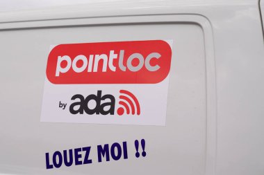 Bordeaux, Aquitaine France - 04 05 2022: Ada Otomobili işaret levhası ve kiralık araçlar dairesinin Fransa 'daki kiralık paneldeki logosu
