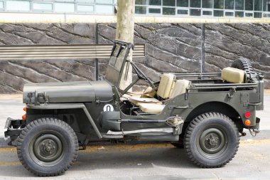 Bordeaux, Aquitaine France - 04 05 2022: Jeep Willie 's yan görünümü ABD 4x4 Ordu Kamyonu İkinci Dünya Savaşı' ndan kalma tüm arazi arabaları