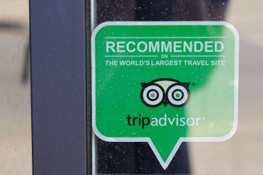 Bordeaux, Aquitaine France - 04 04 04 2022: Tripconsulor, dükkan vitrinlerinde bar bar otelinin önündeki dükkan vitrininde logo markası tavsiye etti ve metin imzaladı