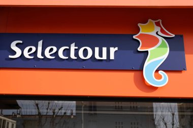 Bordeaux, Aquitaine France - 04 04 04 2022: Cilt bakımı seyahat acentesi ofis mağazasında logo ve metin imzası