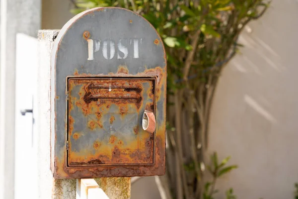在生锈的旧房子的旧私人信箱上贴上文字签名 — 图库照片