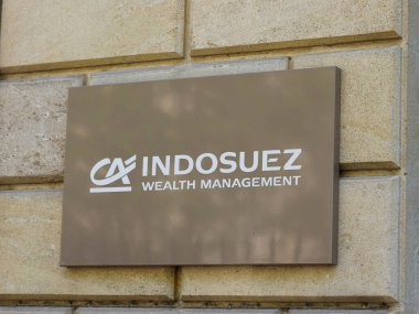 Bordeaux, Aquitaine France - 04 04 04 04 2022: ca indosuez wealth management marka markası Credit Agricole Fransız bankasının ön cephe ofis binasındaki metin ve logosu