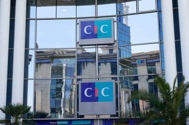 Bordeaux, Aquitaine France - 04 04 04 2022: ofis cephesi duvarında cic bankasının metin ve logo işareti