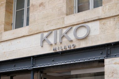 Bordeaux, Aquitaine France - 03: 20 2022: Kiko, Milano metin markası ve logo dükkanının ön cephesi İtalyan kozmetik şirketi
