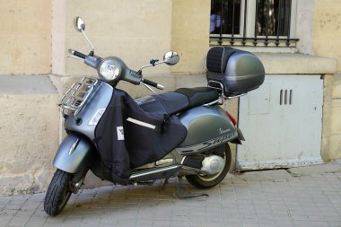 Bordeaux, Aquitaine France - 04 05 2022: Vespa scooter neo-retro-vintage görünümü