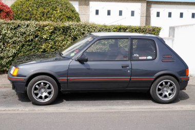 Bordeaux, Aquitaine France - 04 05 2022: peugeot 205 gti eski zamanlardan kalma eski model Fransız spor arabası