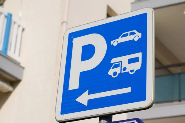 Parkoviště Šipka Znak Modrý Karavan Auto Karavan Zaparkované Městě Ulici — Stock fotografie