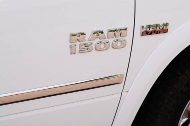 Bordeaux, Aquitaine France - 04 05 2022: Koçbaşı 1500 kamyonet hemi logosundan kaçın ve yan vagona imza atın
