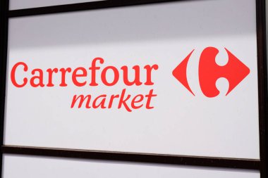 Bordeaux, Aquitaine France - 04 10 2022: Carrefour market logosu metin dükkanı süpermarket işareti