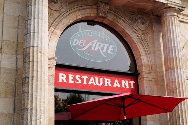 Bordeaux, Aquitaine France - 04 10 2022: Pizza ristorante del arte marka metin ve logo işareti ön cephedeki İtalyan restoranında