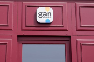 Bordeaux, Aquitaine France - 04 04 04 2022: Gan sigortaları Fransız daire duvarları sigorta bürosunun ön cephesinde metin ve logo markası imzaladı