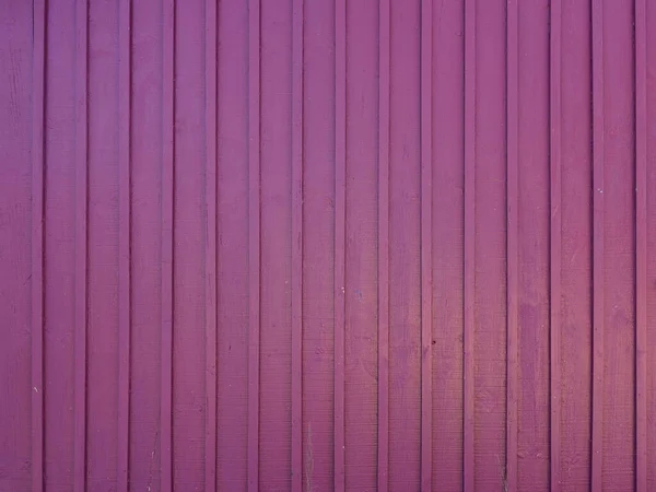 古色古香的粉色紫色古木背景在旧的风化木板壁上 — 图库照片