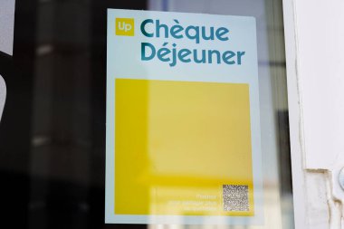Bordeaux, Aquitaine France - 04 10 2022: çek dejeuner etiketleri. Logo etiketleri ve restoran girişindeki yazı tabelası.
