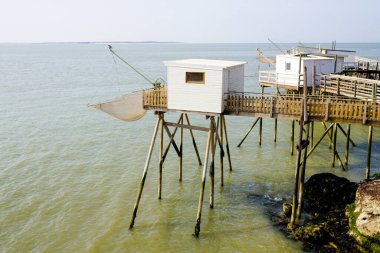 Fransa 'nın Meschers-sur-Gironde Atlantik kıyısındaki balıkçı kulübesi.