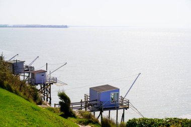 Meschers-sur-Gironde odun balıkçısı ahşap kulübe Fransa 'nın Atlantik kıyı şeridinde büyük bir ağ ile