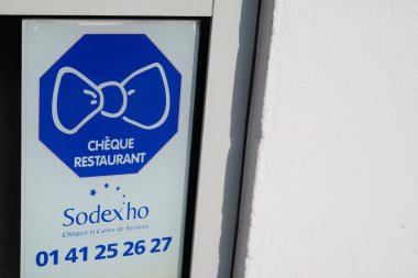 Bordeaux, Aquitaine France - 04 10 2022: Sodexo marka çek restoranı logosu ve kapı önündeki restoran girişinin önündeki Fransız etiketi