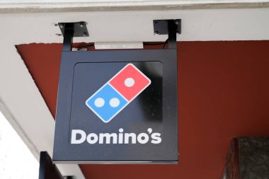 Bordeaux, Aquitaine France - 04 10 2022: Domino pizza tabelası yazı ve marka logosu Domino 'nun pizza zincirinde
