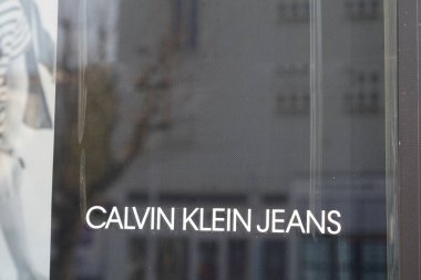 Bordeaux, Aquitaine France - 03 27 2022: Calvin Klein kotları Amerikan moda evi lüks kıyafetlerinin metin ve logosunu imzaladı