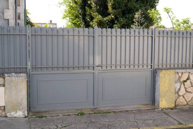 Geleneksel Avrupa evlerinin gri antika çelik ev portalı