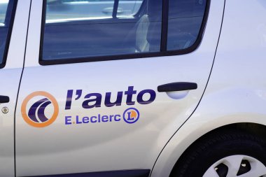 Bordeaux, Aquitaine France - 04: 20 2022: Leclerc oto otomobil zinciri leclerc French store Otomotiv Tamiri ve Yedek Parçalar