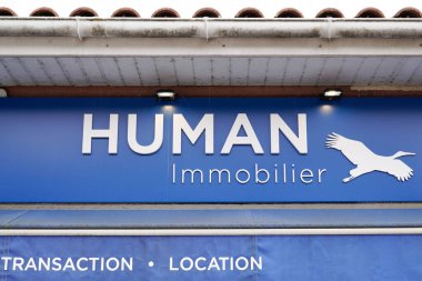 Bordeaux, Aquitaine France - 04 04 04 2022: Emlak acentası komisyoncusu satmak için marka ve metin logosu imzalama