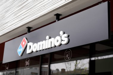 Bordeaux, Aquitaine France - 04 10 2022: Dominos pizza logosu ve metin işareti ön cephe restoranı Domino 'nun Amerikan çok uluslu fast food pizzaları