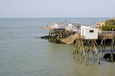 Atlantik Okyanusu Meschers-sur-Gironde Fransa 'sında ağaç sütun ayaklıkları üzerinde tipik ahşap balıkçı kulübeleri.