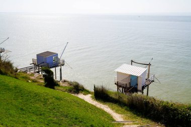 Meschers-sur-Gironde Atlantik Sahili Fransa 'sında ağlı ahşap balıkçı kulübeleri