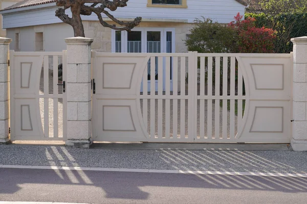 通りの景色の近代的な家のドアアクセスのアルミニウム大型ベージュ車のゲート — ストック写真