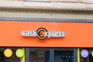 Bordeaux, Aquitaine France - 04 24 2022: Cash Express metin logosu ve Cashhexpress tefeci dükkanı tabela cephesi