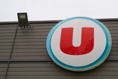 Bordeaux, Aquitaine France - 04 24 2022: Super U logo metni ve süpermarket Fransız marketinin marka işareti