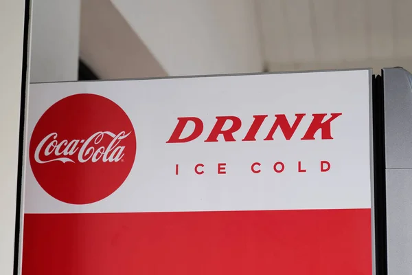 法国波尔多 04年24日2022年 可口可乐饮料冰凉文字标识和著名软饮料品牌标志 — 图库照片