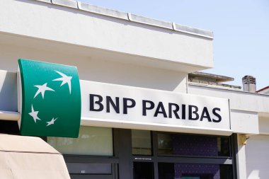 Bordeaux, Aquitaine France - 04 24 2022: BNP Paribas logosu ve Fransız bankasının ön cephesi önünde metin imzası