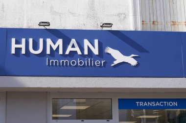 Bordeaux, Aquitaine France - 04 24 2022: İnsan hareketsiz hale getirici işareti logo mavi metin emlak mağazası broker ofis Fransa 'da mağaza girişi