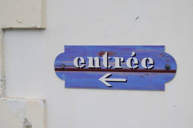 Fransızca giriş metninde işaret eden oklu mavi işaret giriş anlamına gelir