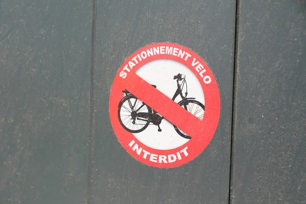 Bicycle Parking Bike Means French Stationnement Velo Interdit Text Sign — Zdjęcie stockowe