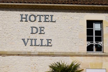 Bina cephesindeki otel de ville tabelası Fransa 'nın Fransız belediye başkanı anlamına geliyor.