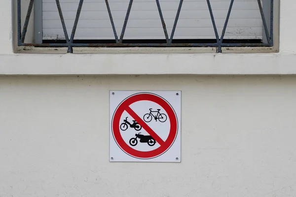 Мотоцикл Скутер Велосипед Запрещен Дорожный Знак Велосипед Мопед Мотоцикл Парковка — стоковое фото