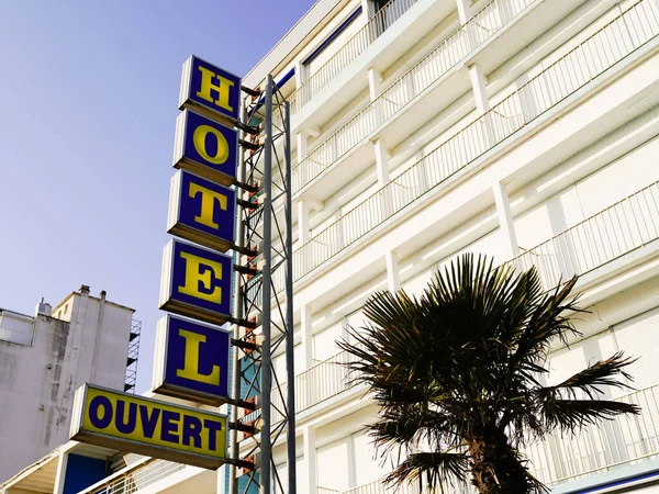 Hotel Znamení Text Fasádě Budovy Moderní Turistickém Městě — Stock fotografie