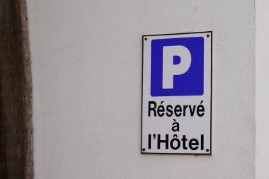 Fransızca mesajlı otel park yeri tabelası park halindeki aracın Wall City binasının ön cephesinde rezerve edildiği anlamına geliyor.