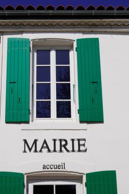 Şehir merkezindeki belediye binası, ön cephedeki bina anlamına gelir.